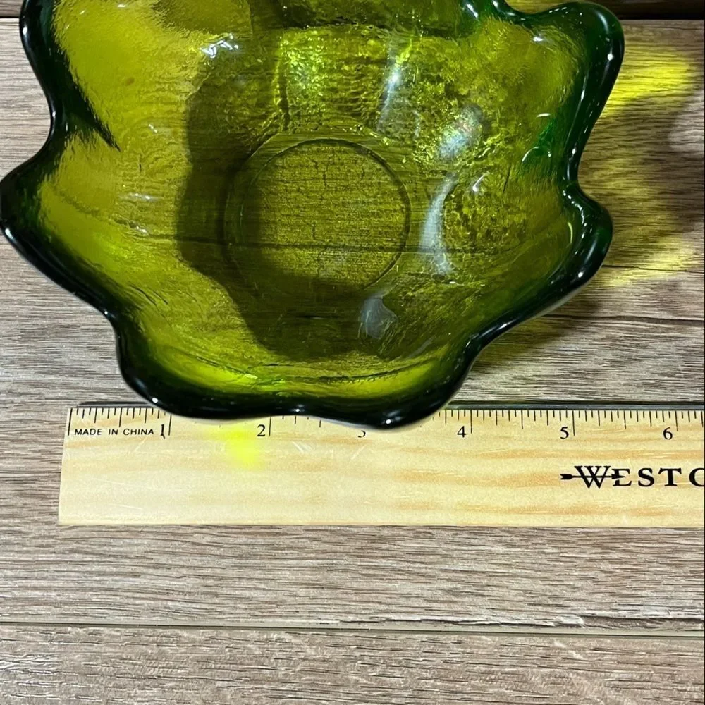 Blenko Glass Clover Green 8 Petal Bowl 5.5